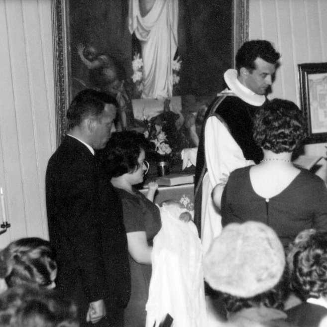 Skírn í Setbergskirkju á hvítasunnudag árið 1965. Séra Magnús Guðmundsson skírir son Garðars og Ólafar, Jóhann Garðarsson. Einnig er verið að skíra tvö önnur börn í messunni þennan hvítasunnudag auk þess sem fermd voru fimm börn þann dag.