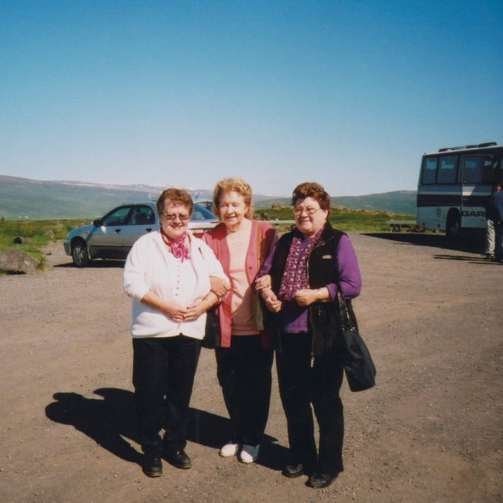 Ferðalag Félags eldri borgara í Grundarfirði um Norðurland árið 2003. Talið frá vinstri eru vinkonurnar Ólöf Pétursdóttir, Aðalheiður Guðmundsdóttir og Guðmunda Hjartardóttir.