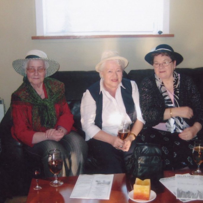 Hattakvöld á Hótel Framnesi, glæsilegar konur á góðu kvöldi. Talið frá vinstri Jónína Kristjánsdóttir, Vigdís Gunnarsdóttir, Ólöf Pétursdóttir, Guðmunda Hjartardóttir og Hulda Valdimarsdóttir.