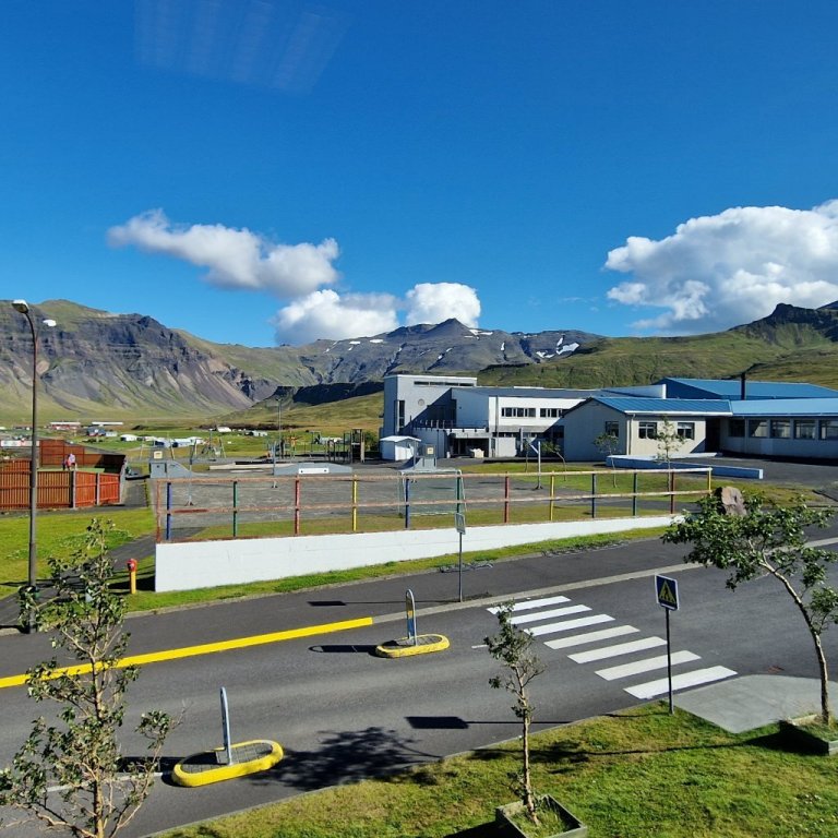 Horft frá ráðhúsinu í átt að Grunnskóla Grundarfjarðar