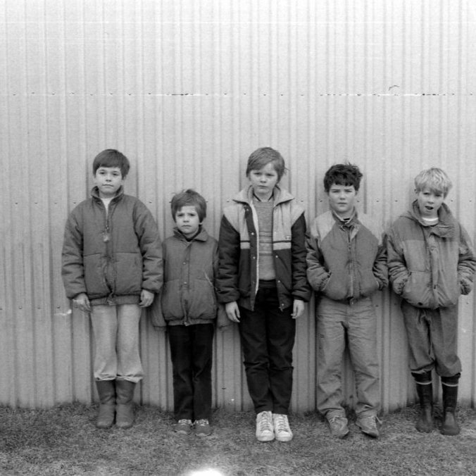 Þessir ungu félagar gera smá hlé á leik sínum og stilla sér upp í myndatöku fyrir Bæring. Talið frá vinstri Hringur Pálsson, Guðmundur Pálsson, Þorsteinn Bjarki Ólafsson, Gaukur Garðarsson og Haraldur Róbert Magnússon.