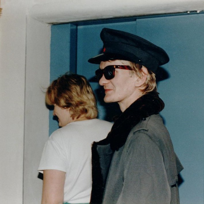 Það var oftast mikið fjör og mikið gaman í starfsmannaferðum til útlanda, þarna er starfsfólk Soffaníasar Cecilssonar í ferð til Hollands árið 1986. Hann er ansi vígalegur þarna hann Kjartan Elíasson, Helga Fríða Tómasdóttir er líka á myndinni og skemmtir sér vel yfir múnderingu Kjartans.