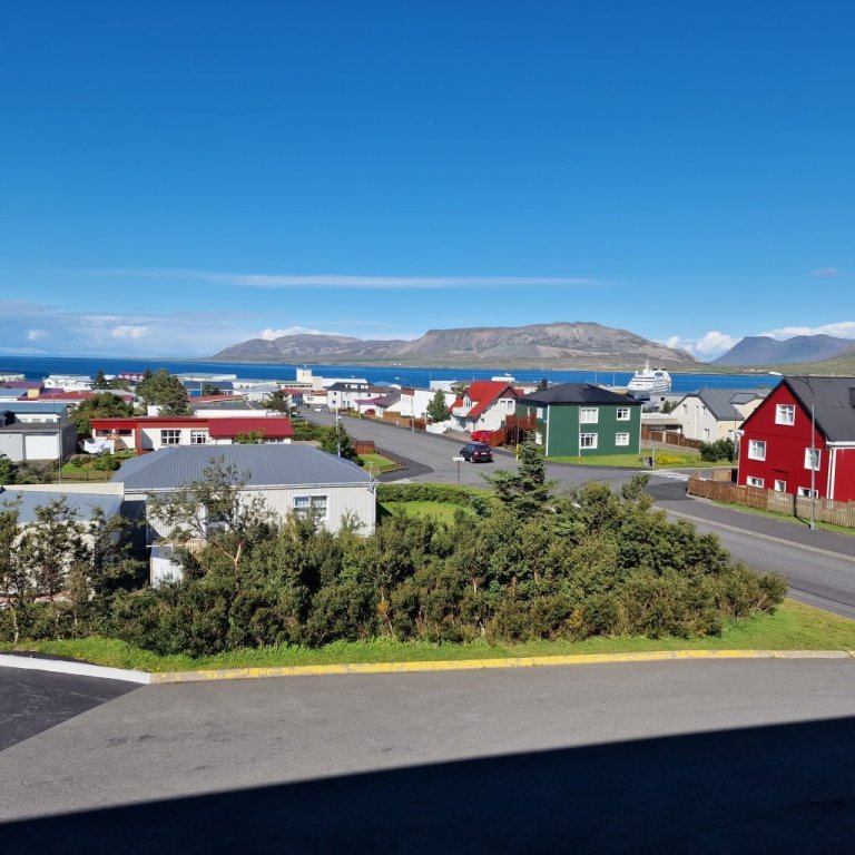 Horft niður Borgarbraut frá ráðhúsinu