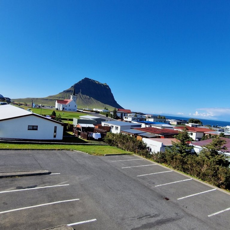 Horft frá ráðhúsinu í átt að Grundarfjarðarkirkju.