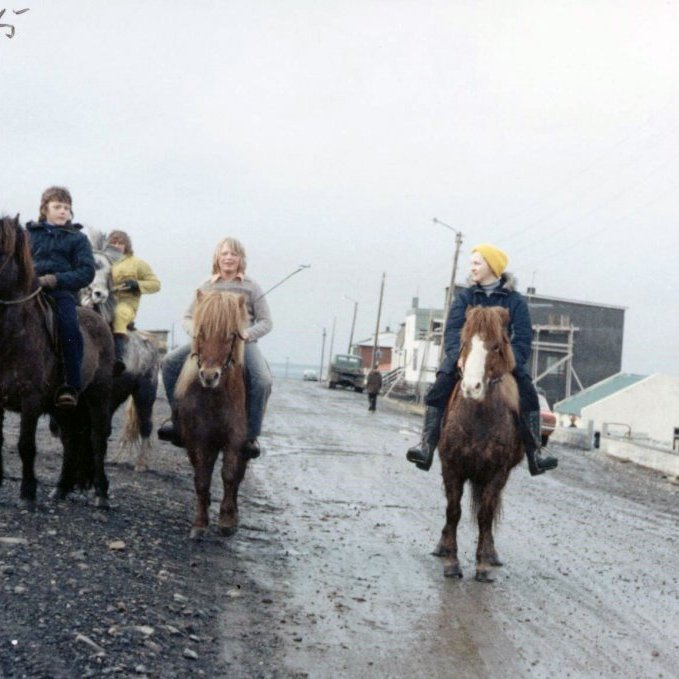 Horft út eftir Grundargötu frá Ásgarði eða Grundargötu 10. Hestafólk á ferð árið 1975.