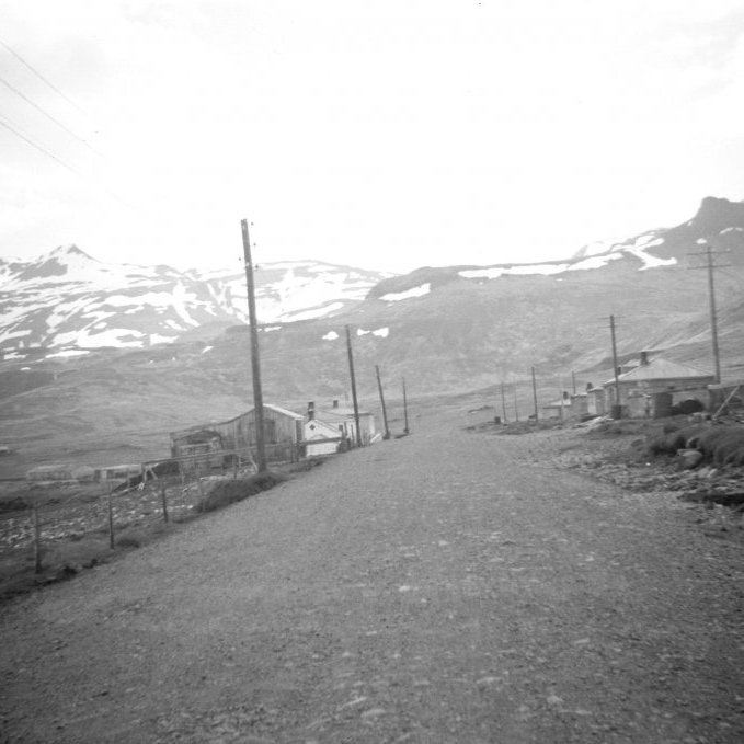 Horft inn eftir Grundargötu við Snarræði eða Grundargötu 19 (litla húsið)