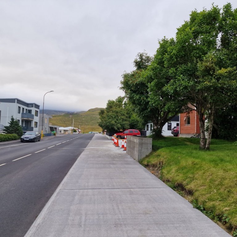 Horft inn eftir Grundargötu frá Grundargötu 19