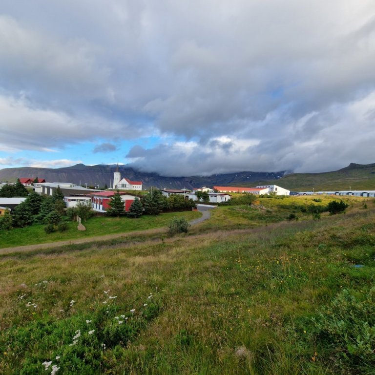Horft frá Hjaltalínsholti eða Fellabrekku og Hellnafelli í átt að Grundarfjarðarkirkju.