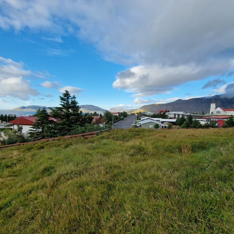 Horft frá Hjaltalínsholti eða Fellabrekku og Hellnafelli í átt að Grundarfjarðarkirkju.