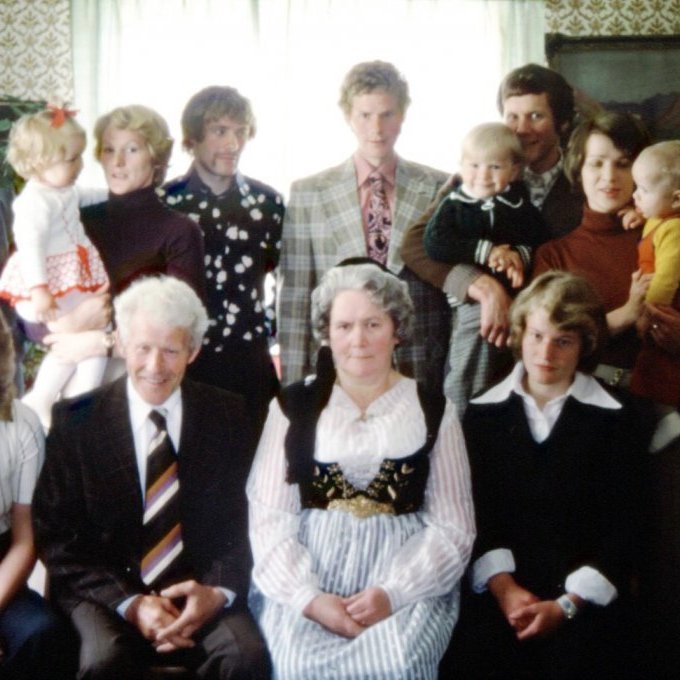 Fjölskyldan á Kolgröfum, þau María Magnúsdóttir og Ingvar Agnarsson ásamt börnum sínum, tengdabörnum og barnabörnum. Börn þeirra eru Jóhanna Ingvarsdóttir, Elís Ingvarsson, Gunnar Ingvarsson, Magnús Ingvarsson, Gróa Herdís Ingvarsdóttir og Guðríður Arndís Ingvarsdóttir.