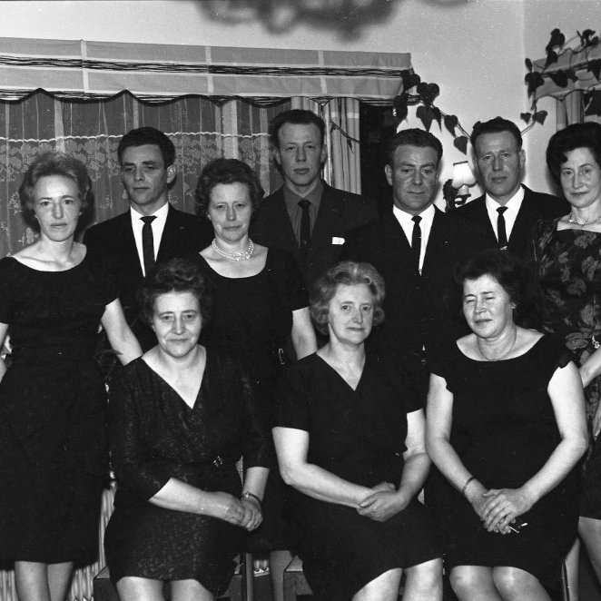 Fjölskyldan frá Móabúð, börn þeirra Kristjáns Jónssonar og Kristínar Gísladóttur. Börn þeirra voru Kristín, Guðríður, Guðrún Líndal, Jósefína, Una, Jón, Hallgrímur, Kristján, Gísli, Ragnar, Guðbjörg, Arndís.