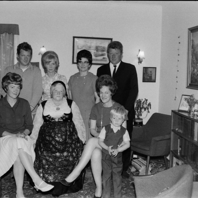 Ólöf Þorleifsdóttir ásamt börnum sínum, tengdadætrum og barnabarni. Talið frá vinstri efri röð eru þau Pálmi Pálsson, Soffía Friðgeirsdóttir, Guðlaug Guðmundsdóttir og Hörður Pálsson. Fremri röð frá vinstri eru þau Sigríður Pálsdóttir, Ólöf Þorleifsdóttir, Jarþrúður Guðný Pálsdóttir og barnabarn.