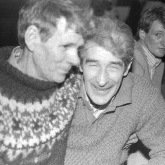 Á góðri stund, þeir félagar og nágrannar Elías Finnbogason (Elli Bol) og Ólafur Ólafsson, einnig er á myndinni Páll Guðfinnur Elíasson, sonur Ella Bol.