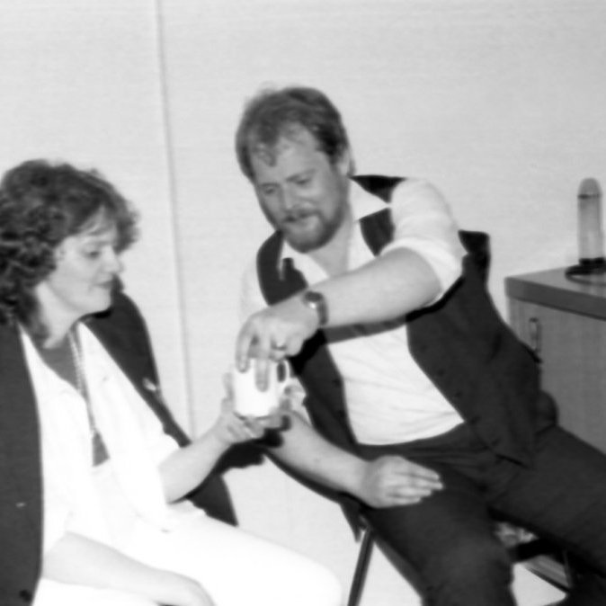 Hjónin Sigrún Tómasdóttir og Kristberg Jónsson, Kibbi Jóns færir konu sinni, henni Sigrúnu, kaffisopa.