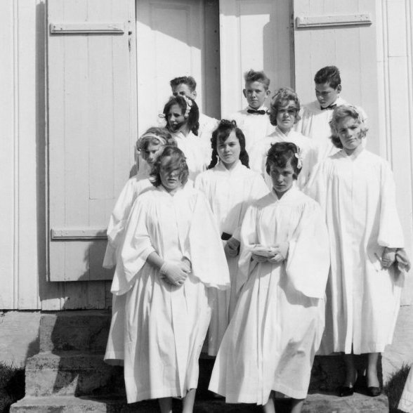 Ferming í Setbergskirkju, séra Magnús Guðmundsson með fermingar hópinn sinn árið 1961. Talið frá vinstri aftari röð, Kristinn Guðni Jóhannsson, Hallgrímur Hallgrímsson og Þórarinn Gunnarsson. Mið röð frá vinstri, Laufey Jeremíasdóttir, Auður Elímarsdóttir, Birna Ragnheiður Pétursdóttir, Jóna Guðrún Guðmundsdóttir og Vilborg Karlsdóttir. Fremstar eru Jóhanna Kristín Kristjánsdóttir og Svava Guðmundsdóttir.