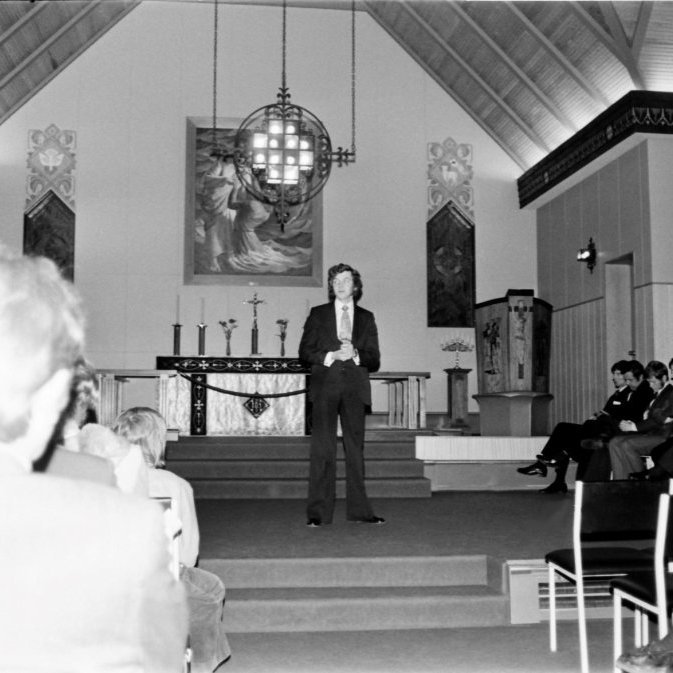 Sóknarbörn Setbergssóknar taka á móti nýjum presti og fjölskyldu árið 1974. Séra Jón Þorsteinsson, frú Sigríður Anna Þórðardóttir og dætrum þeirra. Séra Jón er fyrir miðri myndinni.