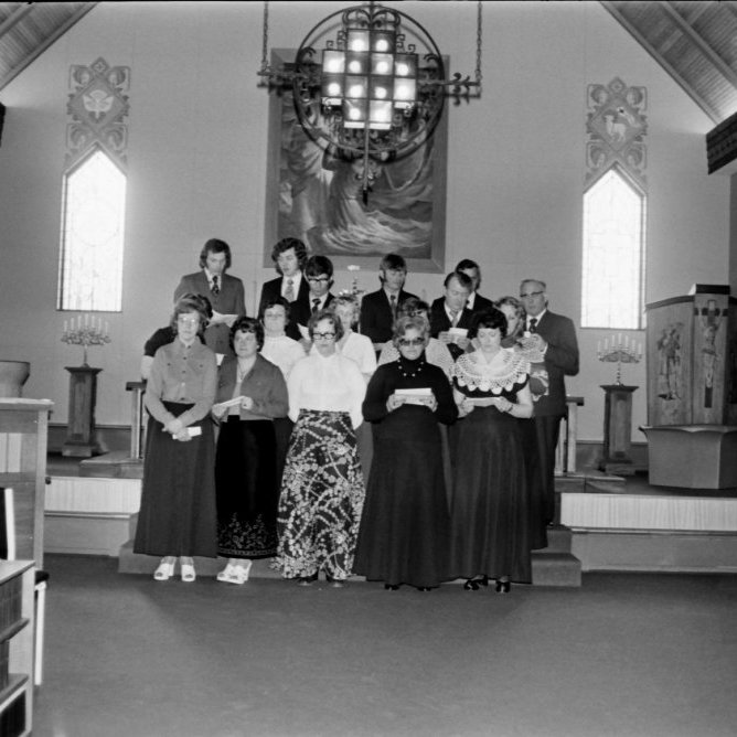 Kirkjukórinn árið 1974. Aftast til vinstri eru Sigurberg Árnason, sr. Jón Þorsteinsson, Kjartan Gunnarsson, Tryggvi Gunnarsson, Aðalsteinn Friðfinnsson, Guðni Gústavsson og Halldór Finnsson sem einnig var meðhjálpari til fjölda ára. Fremri röð eru þær Aðalheiður Magnúsdóttir, Guðmunda Hjartardóttir, Jensína Guðmundsdóttir, Ásdís Valdimarsdóttir, Sigurrós Árnadóttir, Sigrún Halldórsdóttir, Kristín Árnadóttir og Kristín Kristjánsdóttir.