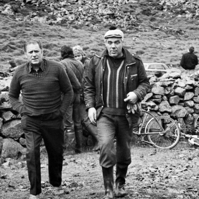 Grundarrétt, Hjálmar Gunnarsson gengur hér á móti Bæring, með honum á myndinni er Ingólfur Hannesson frá Sykkishólmi.  Uppi við réttarvegginn má sjá reiðhjól en krakkarnir úr þorpinu komu sumir hjólandi, sumir gangandi og hér á árum áður fengu margir krakkar far með Ella Bol sem var með pallinn á bílnum sínum yfirbyggðan á réttardaginn og var ákaflega gaman að komast þannig í réttirnar. Síðan komu aðrir með foreldrum sínum því réttirnar voru mikil og skemmtileg fjölskyldusamkoma inni á Grundarbotni.