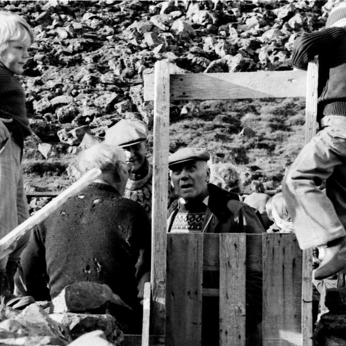 Á þessari skemmtilegu mynd næst glögglega að fanga stemmninguna í réttinni, ungir sem aldnir eiga sínar stundir úti í náttúrunni og fylgjast með þegar réttað er og margir hjálpa til. Strákurinn á réttarveggnum er Benedikt Gunnar Ívarsson. Sá sem snýr baki í vélina er Gunnar Stefánsson, Þorsteinn Ásmundsson á Kverná og Helgi Bjarnason frá Grund spjalla saman.