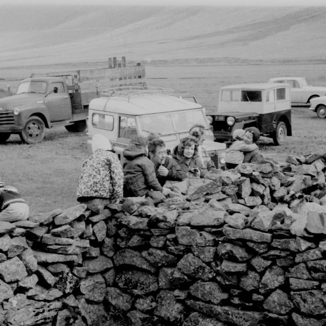 Við réttarvegginn má þekkja hjónin Þorstein Bárðarson og Elnu Bárðarson, einnig Aðalheiði Guðmundsdóttur með barn sitt. Það væri gaman að fá fleiri upplýsingar um það sem sést á myndinni. Margir eru sérfræðingar í bílum og bílnúmerum sem gaman væri að vita meira um, einnig eru margir glöggir á fatnað og muna t.d. hverjir áttu hvaða flíkur.