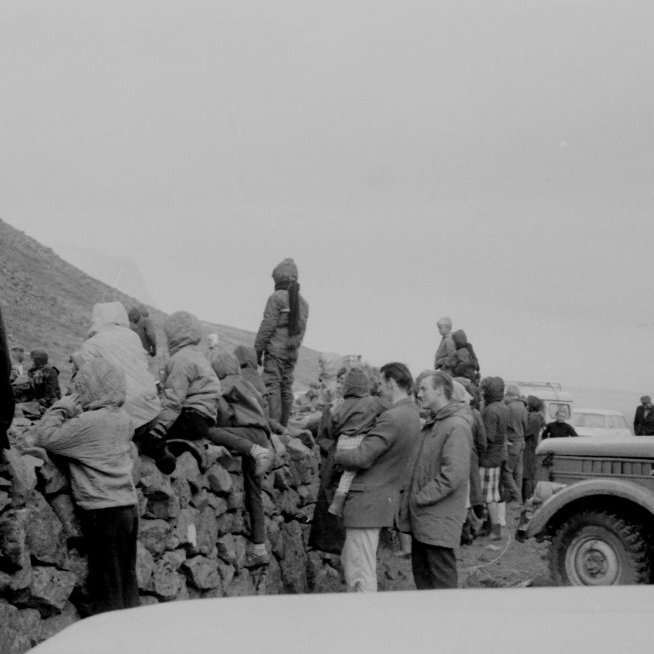 Safnast saman við og á réttarveggnum. Þekkja má þekkja Matthildi Friðjónsdóttur og Bent Bryde, sem heldur á barni. Það væri gaman að fá nöfn á öðrum sem hægt er að þekkja á myndinni.