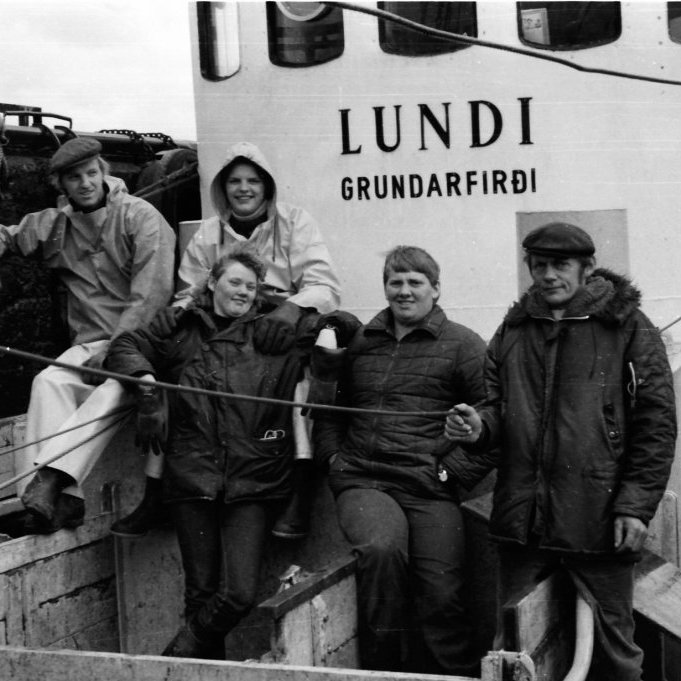 Áhöfnin á Lunda SH-1. Talið frá hægri Guðmundur Jóhannesson, Guðmundur Skúli Guðmundsson, Skúlína Hlíf Guðmundsdóttir, Sigurður Ólafur Þorvarðarson og síðan vantar okkur nafn á manninn sem er lengst til vinstri.