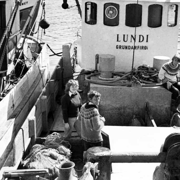 2.	Fremst á myndinni er Guðmundur Jóhannesson að vinna með áhöfninni á Lundanum á fallegum degi við að ganga frá netum. Guðmundur lést þann 19. september 2022 og fer útför hans fram frá Akraneskirkju klukkan 13:00 föstudaginn 30. september. Gvendur Jó hefur haldið til Sumarlandsins, til þeirra sem á undan eru farnir. Lát akkeri falla! Ég er í höfn.