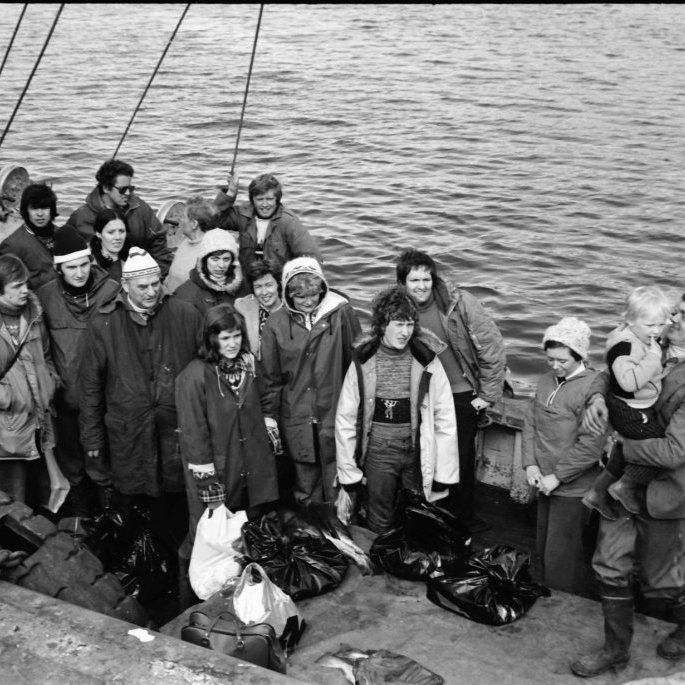 Lengst til hægri er Guðmundur Jóhannesson með dótturson sinn Pálma Marel. Það væri gaman að vita hvert tilefnið er þegar myndin er tekin en þarna er fólk með farangur um borð.