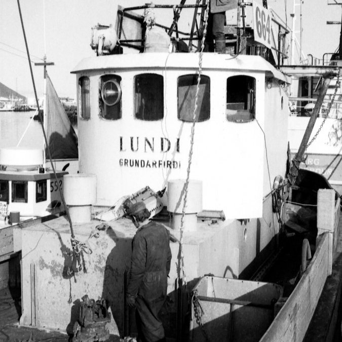 Það er alltaf í nógu að snúast, þarna er Gvendur í vélstjórahlutverkinu en hann var einnig skipstjóri og útgerðarmaður.