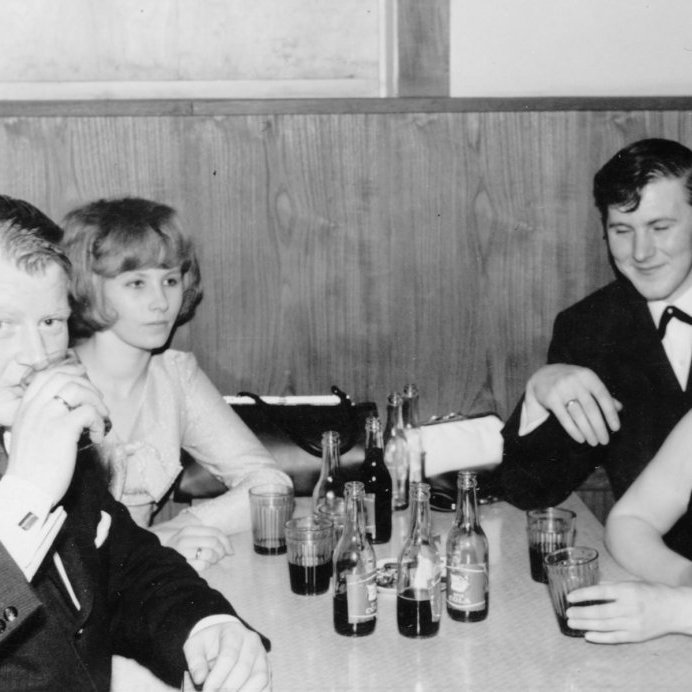 Bræðurnir Ágúst og Jón Elbergssynir á dansleik í samkomuhúsinu ásamt eiginkonum sínum, fremst á myndinni eru hjónin Jón Elbergsson og Jónína Kristjánsdóttir, þar fyrir aftan eru hjónin Ágúst Elbergsson og Árný Kristinsdóttir. Ágúst lést snemma í sumar, 2022, en Jón lést árið 2009.