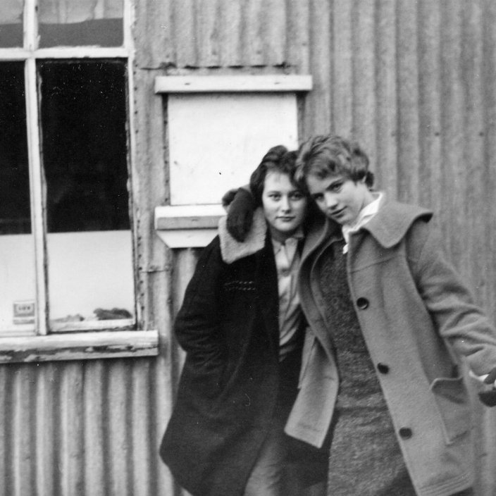 Góðar vinkonur stilla sér upp fyrir Bæring. Jóhanna Kristín Kristjánsdóttir og Vilborg Karlsdóttir standa fyrir framan Sveinkasjoppu við Nesveg.