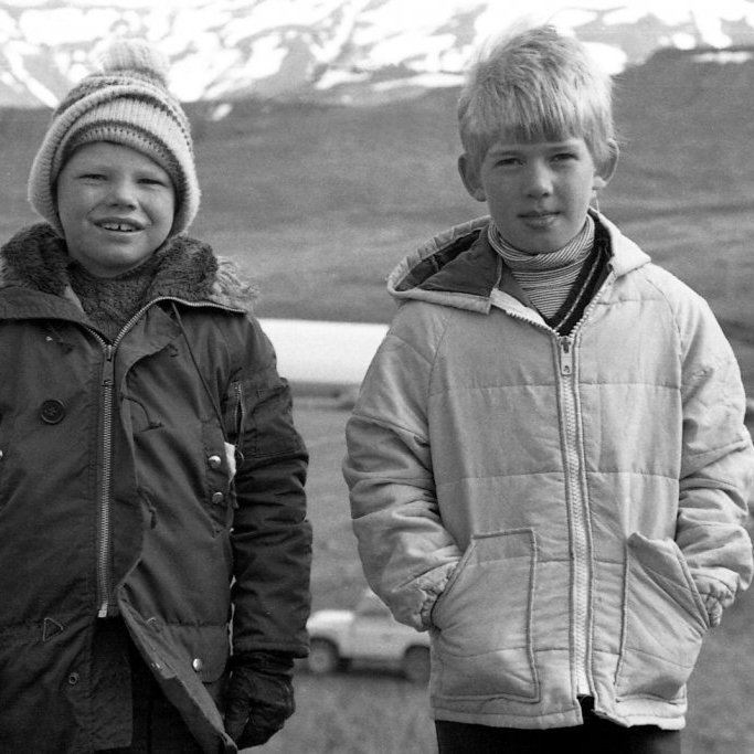 Flottir strákar við fótboltavöllinn, til hægri er Friðfinnur Níelsson og strákurinn til vinstri er Bjarni Ström.