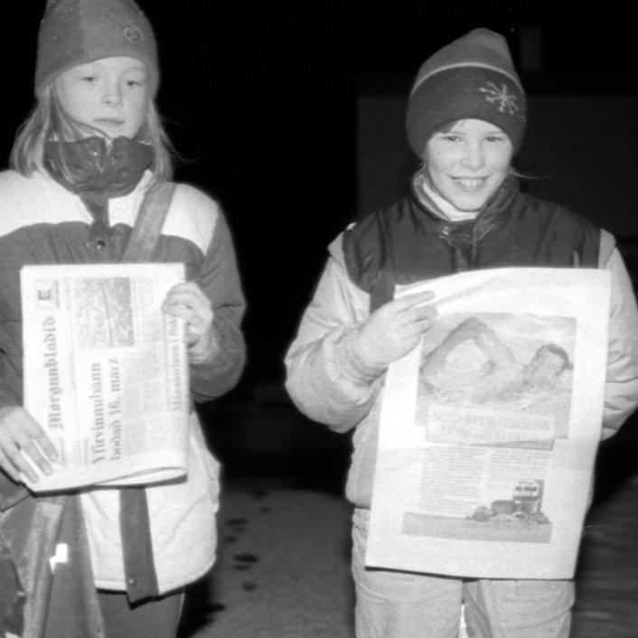 Þessar fallegu stelpur eru að bera út Morgunblaðið og eru örugglega að færa Bæring sitt blað. Til vinstri er Jófríður Friðgeirsdóttir og til hægri er Kristín Ýr Pálmarsdóttir.