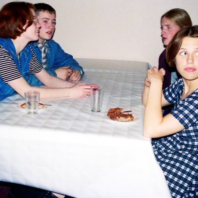 Góðir vinir í kaffiboði í samkomuhúsinu árið 1994. Talið frá hægri Vigdís Gunnarsdóttir, Arnþór Guðlaugsson, Guðbjartur Sævarsson og Elsa Fanney Grétarsdóttir.