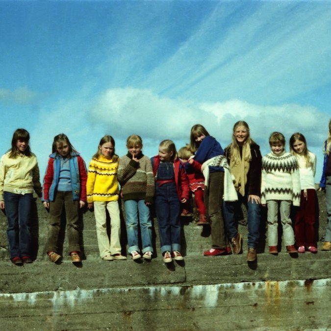 Á þessari mynd er Bæring staddur í Ólafsvík þegar togarinn Már kom nýr í heimahöfn. Þessar hressu stelpur eru þarna niðri á bryggju og væri gaman að fá nöfnin þeirra send á grundarfjordur@grundarfjordur.is