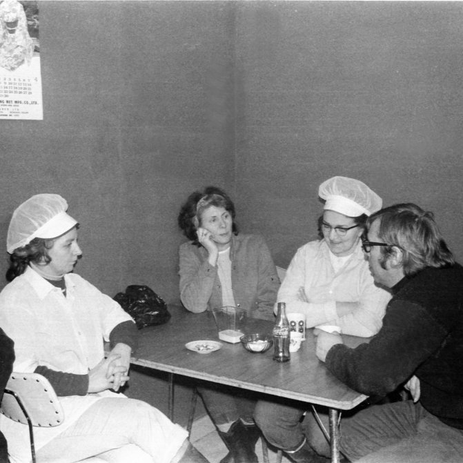 Þjóðmálin rædd í kaffistofunni í Grund – Fiskverkun Soffaníasar. Talið frá hægri, Ingólfur Þórarinsson, Guðlaug Guðmundsdóttir, Guðný Hjartardóttir, Hulda Bjarnadóttir og Guðjón Elisson.