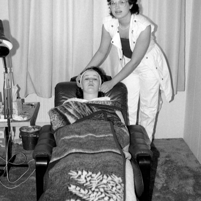 Hulda Jónsdóttir snyrtifræðingur rak snyrtistofu í Grundarfirði á árunum 1983-1985. Á myndinni er Hulda með Helgu Sigvaldadóttur í snyrtimeðferð.