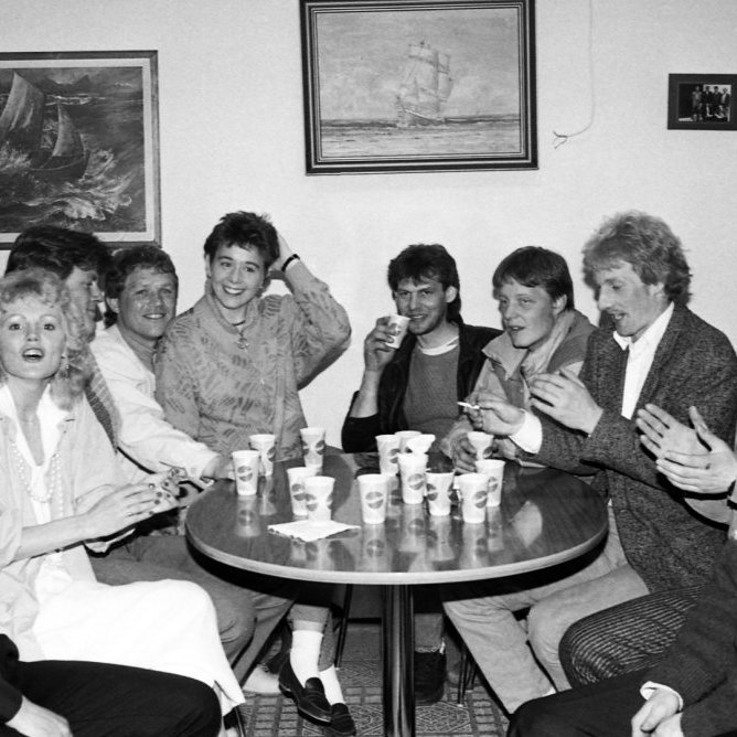 Glatt á hjalla hjá ungu fólki. Þarna má þekkja talið frá vinstri, Ingi Þór Guðmundsson, Hjördís Hlíðkvist Bjarnadóttir, Guðjón Gíslason, Eiður Björnsson, María Guðmundsdóttir, Dagbjartur, Gísli, Jón Ebbi Halldórsson og  Garðar Smári Vestfjörð.  Okkur vantar nafn á restina sem eru með þeim á myndinni.