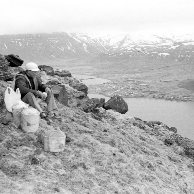 Þeir bræður Bæring Cecilsson og Guðbjartur Cecilsson eru þarna í eggjatínslu uppi í Kirkjufelli. Guðbjartur (Batti) situr og horfir yfir. Þorpið í Grundarfirði sést vel á myndinni og t.d. er Hjaltalínsholtið alveg óbyggt og yst úti á Grundargötu eru aðeins húsin neðan við götuna byggð.
