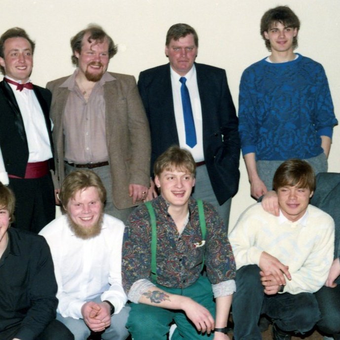 Sjómenn á góðri stundu, áhöfnin á Haffara SH-275. Talið, efri röð til vinstri: ?, Ingimar Hinrik Reynisson, Ómar Bergmann Elisson, Þorvarður Lárusson og Sævar Gíslason. Neðri röð frá vinstri eru Björn Heiðar Björnsson, Jósep Magnússon, Jón Bjarni Þorvarðarson, Freyr Guðmundsson og Jóhannes Þorvarðarson.