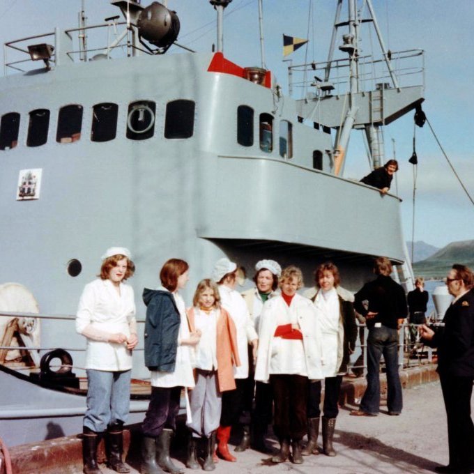 Varðskipið Árvakur í Grundarfjarðarhöfn og starfsfólk Rækjuvinnslu Júlíusar Gestssonar er þarna við skipshlið. Talið frá vinstri eru þær Jóna Björk Ragnarsdóttir, Hrönn Júlíusdóttir, Soffía Karlsdóttir, ?, Gróa Guðjónsdóttir, Jóhanna Sigurrós Árnadóttir og Aðalheiður Magnúsdóttir.