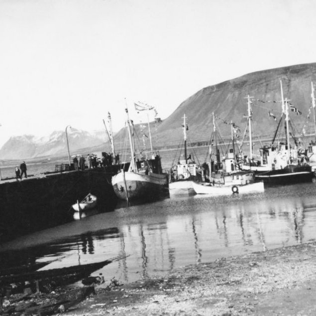 Sjómannadagur á höfninni og margir bátar tengjast þarna saman og síðan við Grundfirðing ll sem bundinn er við stóru bryggju. Gaman væri að fá upplýsingar um nöfn bátanna og annað sem kemur upp í hugann.