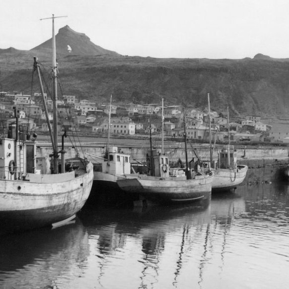 Hér kemur skemmtileg mynd frá höfninni í Ólafsvík en þar fjaraði undan bátunum, réru þeir því á flóði og komu til löndunar á flóði. Miklar breytingar og framkvæmdir hafa orðið bæði á Ólafsvíkurhöfn og bænum sjálfum í gegnum árin en Hróinn gnæfir enn sem kennileiti yfir bænum.