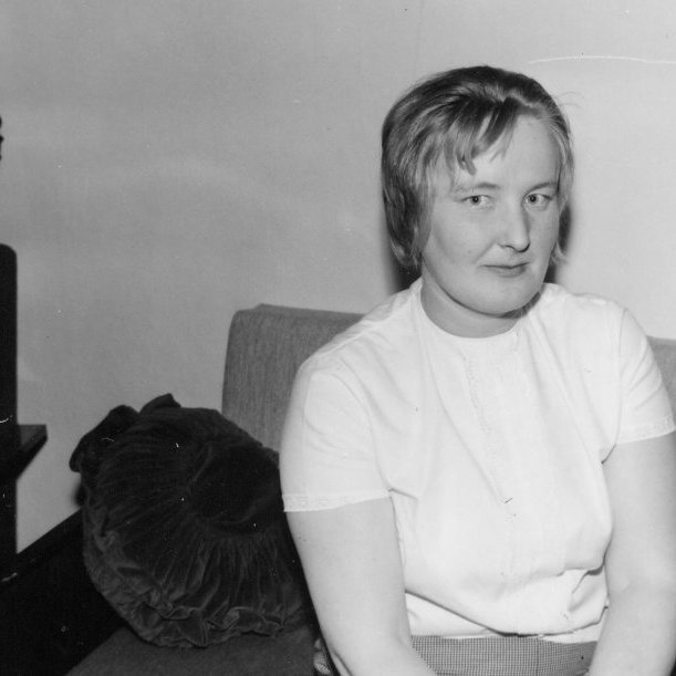 Hjördís Einarsdóttir. Hjördís (Dísa) flutti til Grundarfjarðar og giftist Jóni B. Hjartarsyni bónda á Mýrum í Eyrarsveit. Síðan bjó Dísa í fjölda ára í Grundarfirði áður en hún flutti til Reykjavíkur.