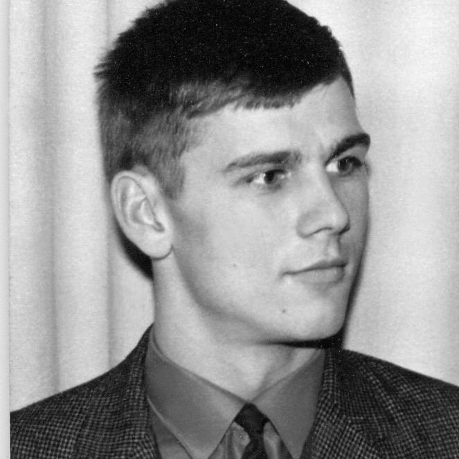 Árni Magnús Emilsson. Árni (Snolli) var fæddur í Vestmannaeyjum og ólst upp á Þórshöfn. Fjölskyldan flutti til Grundarfjarðar árið 1952 og þar kynntist hann eiginkonu sinni Þórunni Björgu Sigurðardóttur. Þau bjuggu í Grundarfirði til fjölda ára og þar var Árni sveitarstjóri, útibússtjóri og sinnti fjölmörgum öðrum trúnaðarstörfum. Árni og Þórunn fluttu síðan í Garðabæ. Árni lést árið 2021.