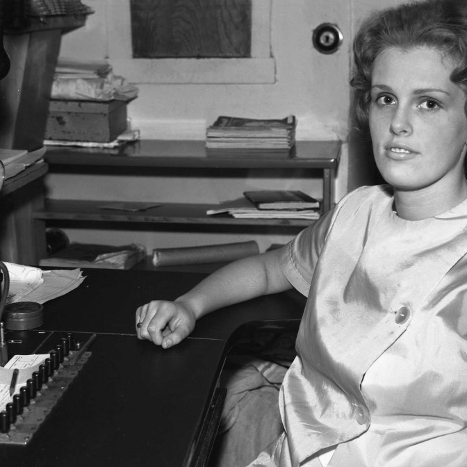 Dóra Haraldsdóttir. Dóra var fædd og uppalin í Reykjavík, en þar kynntist hún eiginmanni sínum Móses Geirmundssyni (Mói) sem hafði flutt með fjölskyldu sinni frá Grundarfirði til Reykjavíkur. Dóra og Móses fluttust síðan kornung til Grundarfjarðar eða 15 og 16 ára. Þau bjuggu allan sinn búskap í Grundarfirði en fluttu til Reykjavíkur haustið 2020, þar sem Móses lést 29.12.2021. Dóra býr nú í Reykjavík.