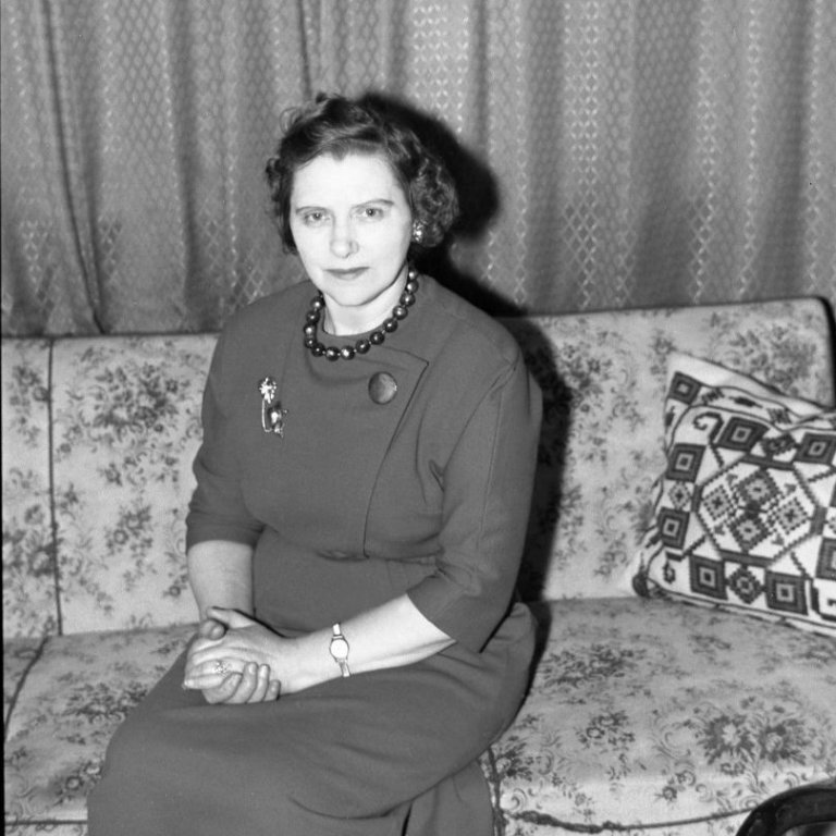 Guðríður Sigurðardóttir. Guðríður (Gauja) fæddist á Brimilsvöllum í Fróðárhreppi og ólst þar upp til 9 ára aldurs. Þá flutti fjölskyldan í Suður-Bár í Eyrarsveit. Guðríður giftist Hallgrími Sveinssyni frá Hálsi í Eyrarsveit og bjuggu þau þar fyrstu búskaparár sín en fluttust síðan inn í Grafarnes – Grundarfjörð. Guðríður flutti til Reykjavíkur árið 1977 og lést þar árið 1991.