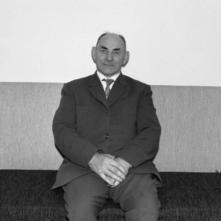 Gísli Karel. Gísli og eiginkona hans Jóhanna Hallgerður Jónsdóttir bjuggu á Grund í Eyrarsveit. Jóhanna lést langt um aldur fram árið 1937, frá eiginmanni og fjórum ungum börnum. Gísli flutti síðan út í Grafarnes, seinna Grundarfjörð, og bjó þar til æviloka, en hann lést árið 1973.