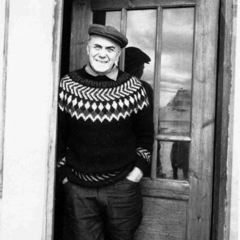 Helgi Bjarnason. Helgi (Helgi á Grund) var fæddur í Suður-Bár, en ólst síðan upp í Framsveitinni. Í manntalinu árið 1950 býr Helgi inni í Grafarnesi í Björgvinshúsi, þar sem nú er til húsa Valeria kaffibrennsla og kaffihús. Þar bjó hann ásamt bræðrum sínum, þeim Björgvin og Kristlaugi og einnig móðursystur þeirra Kristlaugu Einarsdóttur. Síðan keyptu þeir bræður Helgi og Kristlaugur jörðina Grund og byggðu þar upp. Helgi er látinn fyrir allmörgum árum.