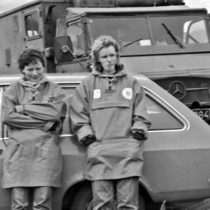 Björgunarsveitaræfing. Hér má sjá vinkonurnar Ernu Njálsdóttur og Olgu Sædísi Einarsdóttur klæddar einkennisstökkum björgunarsveitarinnar. Í bílnum fylgist litla dóttir Ernu með, hún Helga Pétursdóttir.